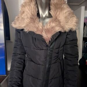 Elegant Black Puffer Jacket with Faux Fur Collar
